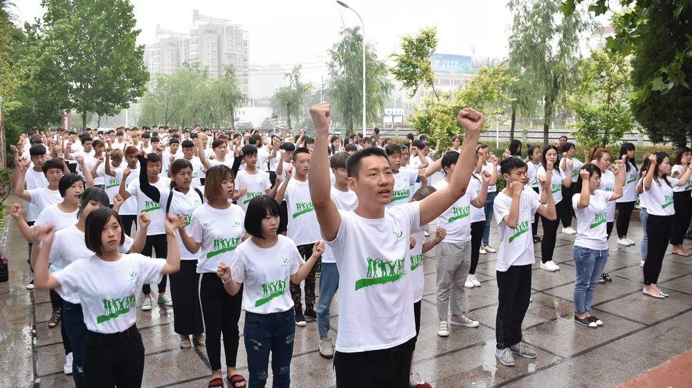 趙麗穎馮紹峰組團(tuán)灑狗糧 時尚教主結(jié)婚造型仙氣十足