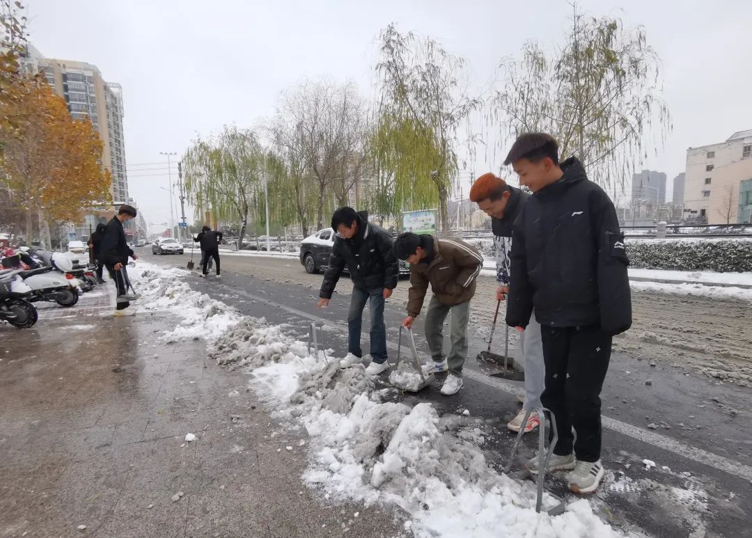 大雪至|吳越學(xué)校師生除雪進行時