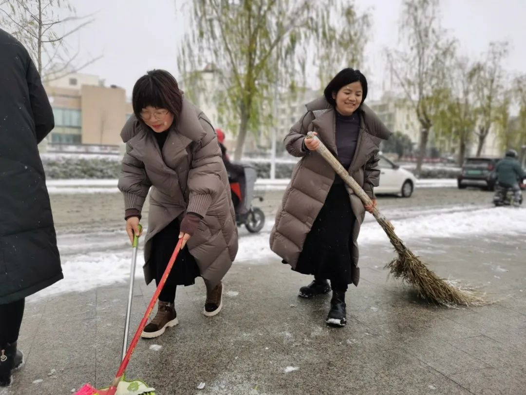 大雪至|吳越學(xué)校師生除雪進行時