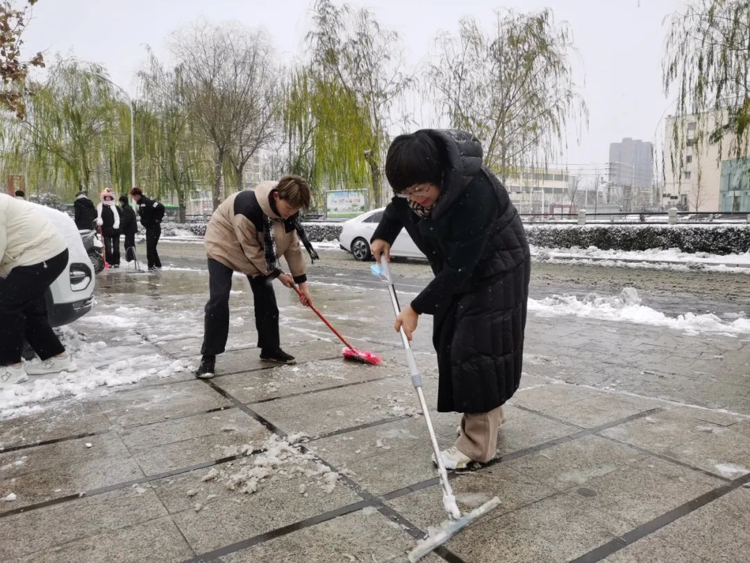 大雪至|吳越學(xué)校師生除雪進行時